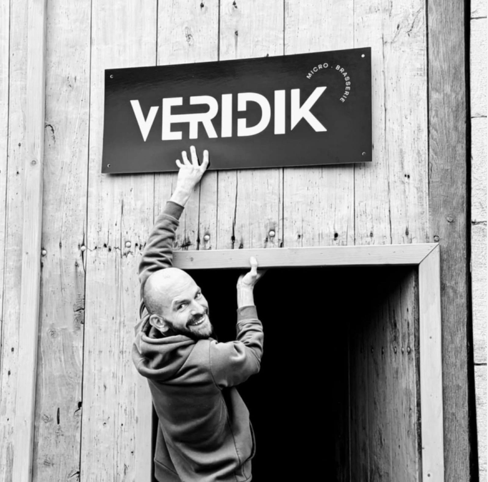 Maxime Leboeuf devant la Micro Brasserie Veridik